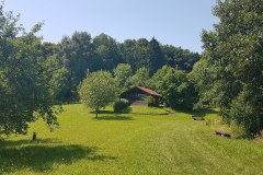 1280px-Heckfelder_See_Huette_zwischen_grossem_und_kleinem_See
